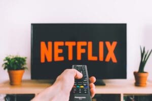 Netflix, uzun s&uuml;redir konuşulan şifre paylaşımının &ouml;n&uuml;ne ge&ccedil;ecek sistemi 2023&rsquo;&uuml;n