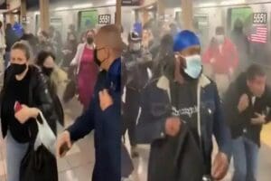 New York Brooklyn metrosunda bu sabah gaz maskeli turuncu yelekli