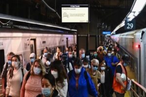 ABD&rsquo;nin New York şehrindeki metro istasyonuna ateş a&ccedil;ıldı. Metro seferlerinin