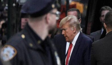 New York’ta tarihi anlar: Eski ABD Başkanı Trump, resmen gözaltında