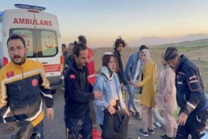 Niğde'de &uuml;niversite &ouml;ğrencilerini taşıyan otob&uuml;s devrildi. Otob&uuml;ste bulunanlardan 3&rsquo;&uuml; hayatını