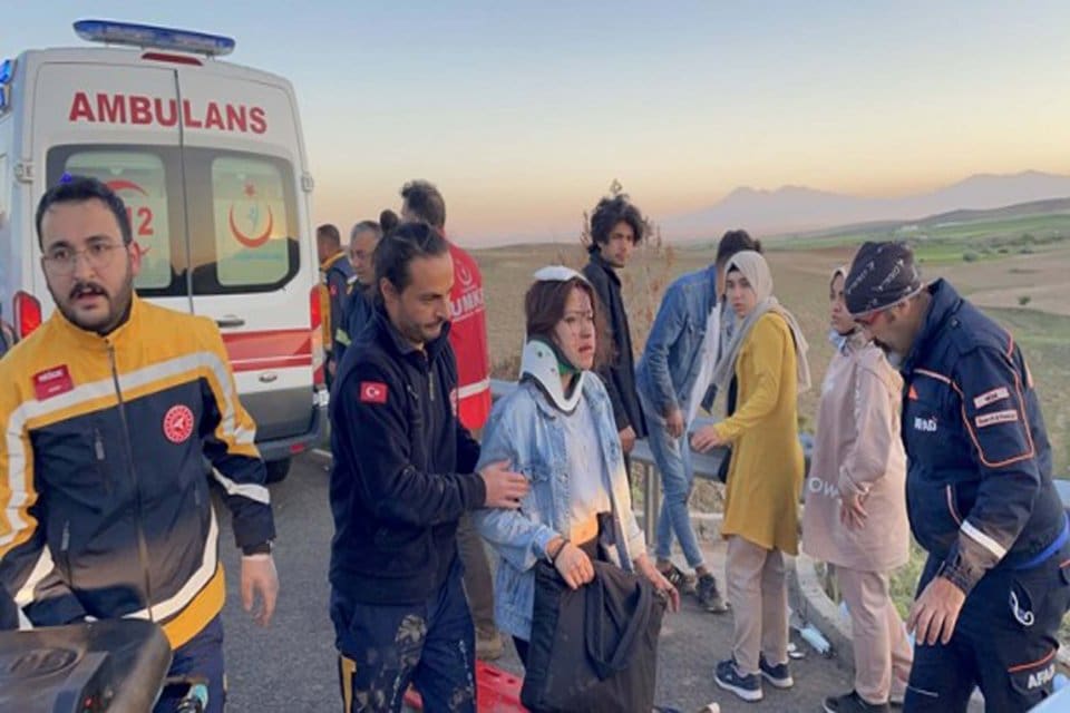 Niğde'de &uuml;niversite &ouml;ğrencilerini taşıyan otob&uuml;s devrildi. Otob&uuml;ste bulunanlardan 3&rsquo;&uuml; hayatını