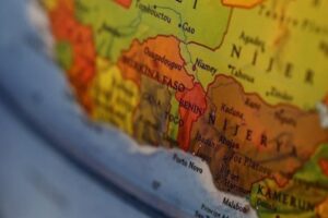 Mali sınırı yakınlarındaki iki köye düzenlenen silahlı saldırıda en az