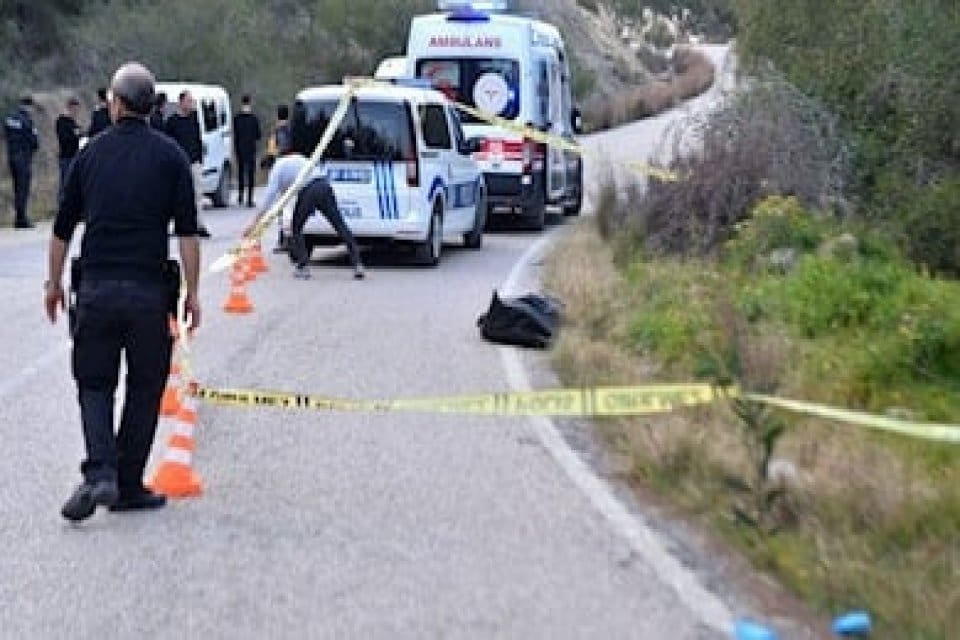 Adana'da nişanlısı Abd&uuml;lsamet Kocaman (27) ile birlikte yol kenarında başından