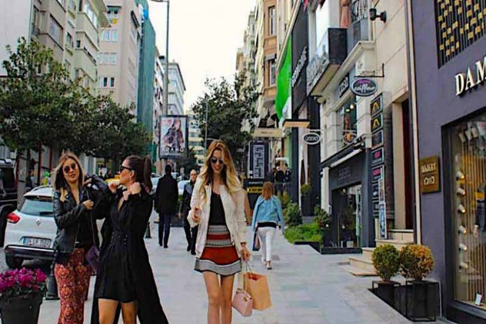 İstanbul Nişantaşı'nda mağazaları gezen vatandaşlar karşılaştıkları bir eleman ilanıyla b&uuml;y&uuml;k