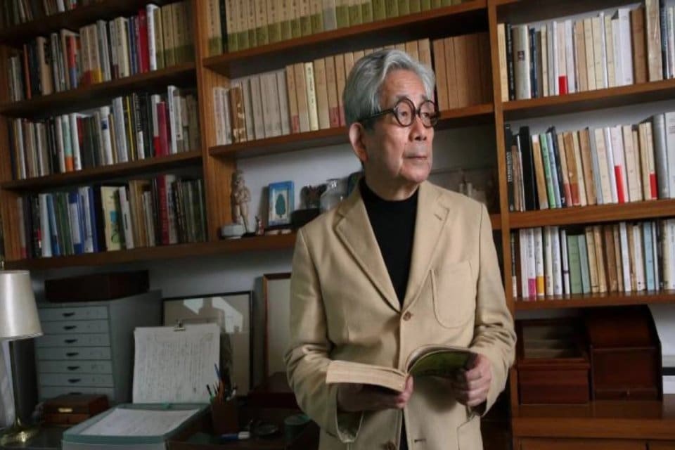 Nobel &Ouml;d&uuml;ll&uuml; Japon yazar Kenzaburo Oe 88 yaşında hayatını kaybetti.&nbsp;