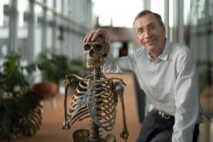 Nobel Tıp &Ouml;d&uuml;l&uuml;'n&uuml; İsve&ccedil;li biyalog Svante Paabo kazandı. Bilim d&uuml;nyasının