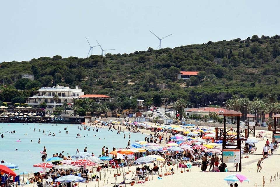 İzmir'in &Ccedil;eşme il&ccedil;esinde normalleşmenin ilk g&uuml;n&uuml;nde hareketlilik yaşandı. Tatile gelen