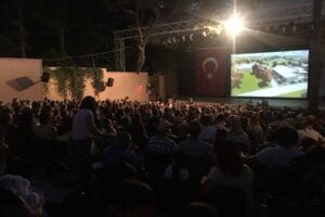 Bornova Belediyesi Bornovalıları birbirinden g&uuml;zel filmlerle buluşturuyor. Her yıl ger&ccedil;ekleşen