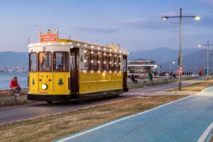 İzmir Büyükşehir Belediyesi’nin kente armağanı nostaljik tramvaylardan Çiğdem, yılbaşı öncesi