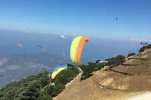 Muğla&rsquo;nın Fethiye il&ccedil;esinde kalkış sırasında &ccedil;arpışan iki yama&ccedil; paraş&uuml;t&uuml;ndeki d&ouml;rt