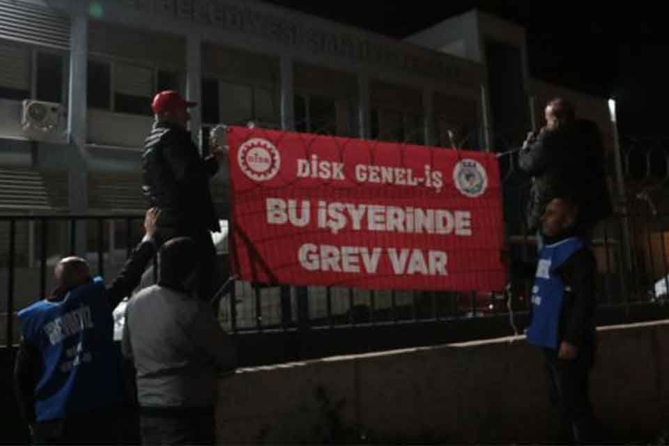 &Ccedil;iğli Belediyesi iş&ccedil;ileri toplu s&ouml;zleşmede (TİS) anlaşma sağlanamadığı i&ccedil;in greve