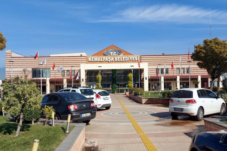 Kemalpaşa'da d&uuml;zenlenen operasyonda, r&uuml;şvet alıp, verdikleri iddiasıyla g&ouml;zaltına alınan, 6'sı