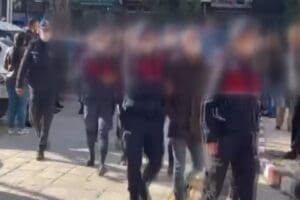 İzmir'in Kemalpaşa il&ccedil;esinde d&uuml;zenlenen operasyonda, r&uuml;şvet alıp, verdikleri iddiasıyla g&ouml;zaltına