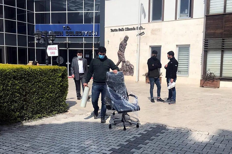 İzmir'in Menemen Belediyesi'ne, 2.5 milyon liralık bor&ccedil; nedeniyle haciz geldi.