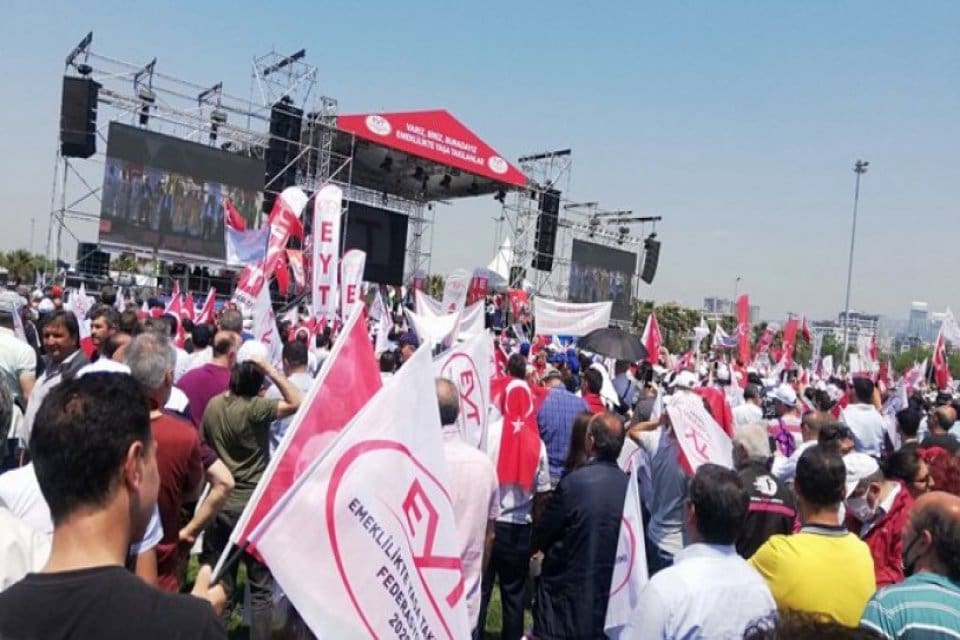 Siyaset yelpazesindeki farklı partiler, Maltepe'deki EYT mitingine destek verdi. Mitinge
