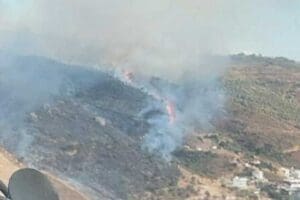 İzmir'in G&uuml;zelbah&ccedil;e il&ccedil;esindeki makilikte yangın &ccedil;ıkarken, havadan ve karadan s&ouml;nd&uuml;rme