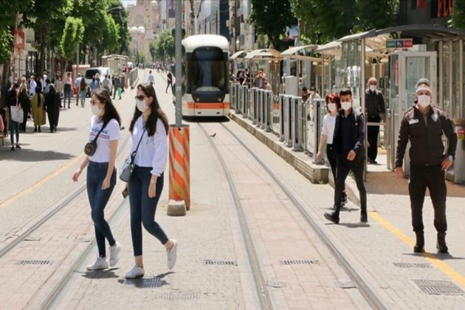 Eskişehir Valiliği, kontroll&uuml; normalleşme s&uuml;recinde 'orta risk' grubunda yer alan