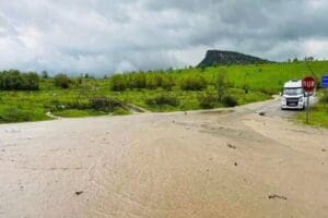 Hakkari'de sağanak nedeniyle kent genelinde ilk, ortaokul ve liselerde eğitim-&ouml;ğretime