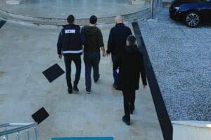 Kahramanmaraş'taki&nbsp;depremlerde yıkılan binalarla ilgili y&uuml;r&uuml;t&uuml;len soruşturma kapsamında hakkında yakalama kararı