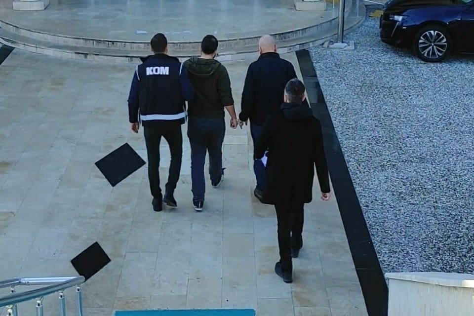 Kahramanmaraş'taki&nbsp;depremlerde yıkılan binalarla ilgili y&uuml;r&uuml;t&uuml;len soruşturma kapsamında hakkında yakalama kararı