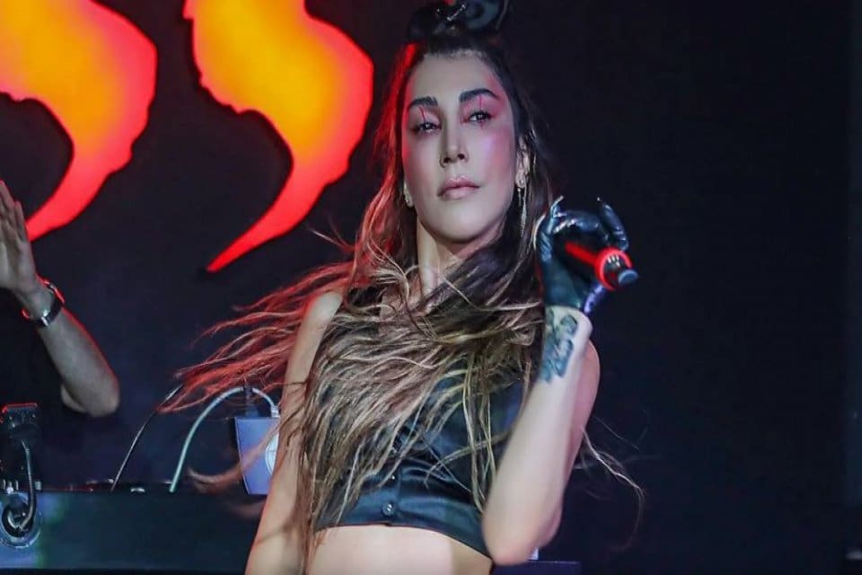 H&Uuml;DAPAR'ın ardından Saadet ve Yeniden Refah partileri de Hande Yener'i