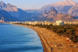 Antalya'nın Konyaaltı Sahili'nde deniz suyu sıcaklığı, hava sıcaklığını ge&ccedil;erek 31