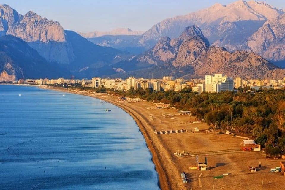 Antalya'nın Konyaaltı Sahili'nde deniz suyu sıcaklığı, hava sıcaklığını ge&ccedil;erek 31