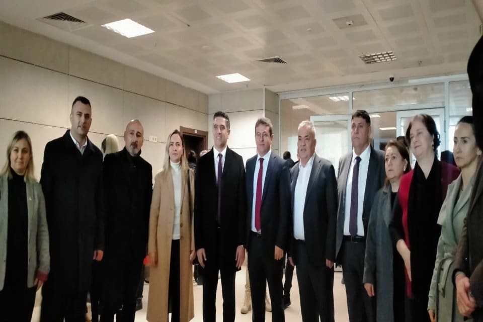 İ&ccedil;işleri Bakanlığı'nca Menderes Belediyesi'ne y&ouml;nelik yapılan operasyon sonrasında belediye başkanı