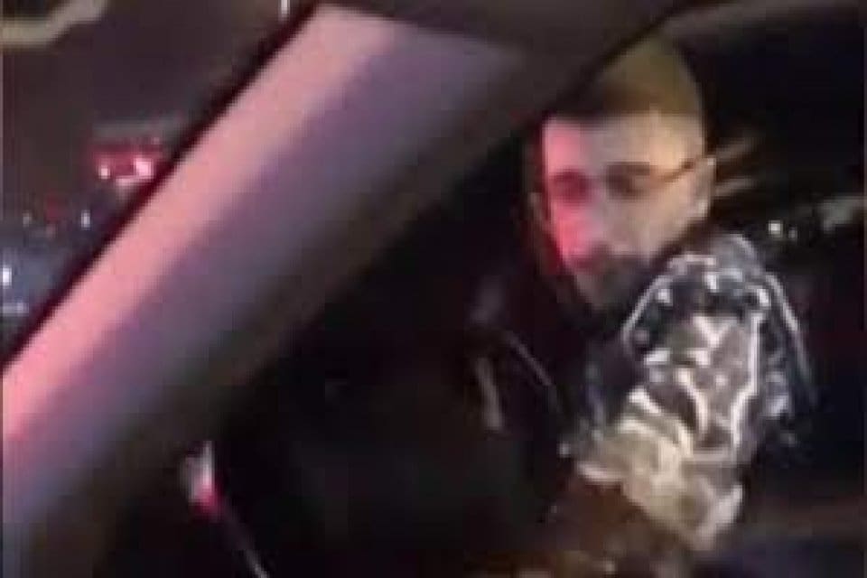 İstanbul Maltepe'de yaşanan yol verme tartışmasında i&ccedil;inde &ccedil;ocuk bulunan otomobilin