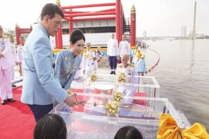 Tayland Kralı Maha Vajiralongkorn, metresi Sineenat Wongvajirapakdi&rsquo;ye 36&rsquo;ıncı yaş g&uuml;n&uuml;