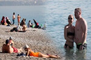 Muğla'nın Bodrum il&ccedil;esinde, sıcak ve g&uuml;neşli havayı g&ouml;ren yerli turistler