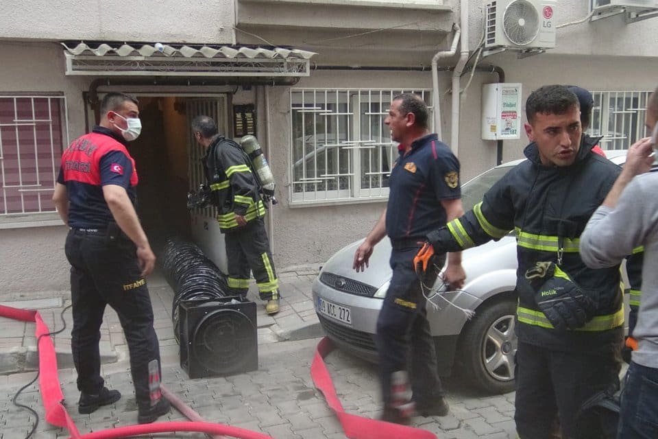 Aydın&rsquo;ın Efeler il&ccedil;esindeki iftar vakti ocakta unutulan yemekten &ccedil;ıkan yangında
