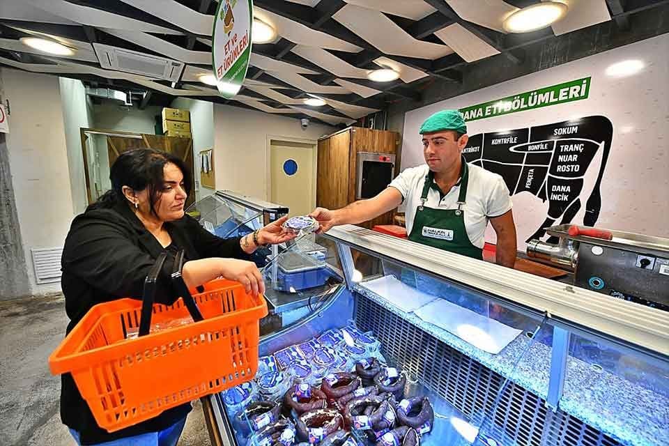 İzmir B&uuml;y&uuml;kşehir Belediye Başkanı Tun&ccedil; Soyer&rsquo;in yurttaşlara sağlıklı ve uygun
