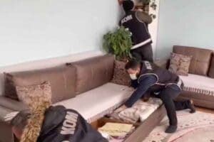 İZMİR'in &Ouml;demiş il&ccedil;esinde, polisin d&uuml;zenlediği operasyonda tefecilik yaptığı belirlenen 3