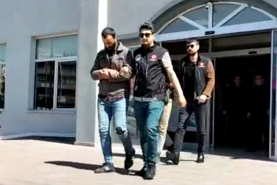 İzmir'de polisin yaptığı uyuşturucu operasyonunda 3 kişi tutuklandı. Tire Cumhuriyet