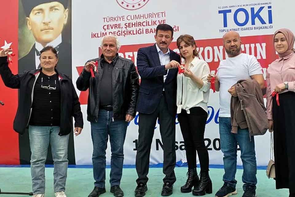 İzmir'in &Ouml;demiş il&ccedil;esinde TOKİ&nbsp;tarafından yapılan 468 konutun anahtarı hak sahiplerine