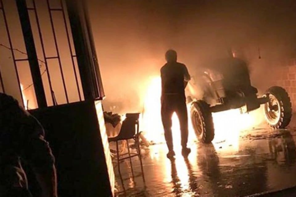 İzmir'in &Ouml;demiş il&ccedil;esinde bir depoda &ccedil;ıkan yangında park halindeki trakt&ouml;r