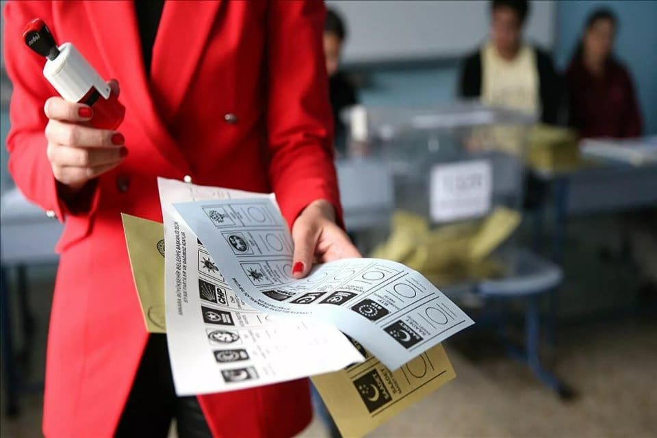 Se&ccedil;imler i&ccedil;in hen&uuml;z kesin bir tarih bulunmuyor ama siyasi parti