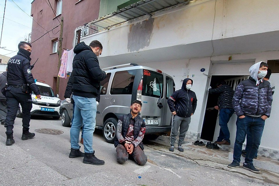 İzmir'in Konak ilçesinde yaşayan Sibel A. (46), evinde boğazı kesik