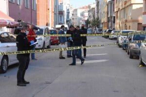 Eskişehir'de, 'yol verme' nedeniyle şof&ouml;r&uuml;yle tartıştığı, i&ccedil;inde &ouml;ğrencilerin bulunduğu okul