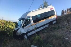 Manisa'nın Alaşehir il&ccedil;esinde &ouml;n&uuml;ndeki aracın ani fren yapması &uuml;zerine s&uuml;r&uuml;c&uuml;s&uuml;n&uuml;n