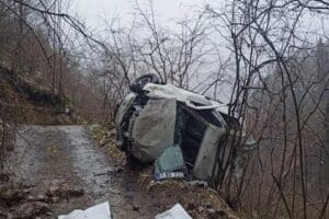 Trabzon'un Arsin il&ccedil;esinde, kar yağışıyla kayganlaşan yolda kontrolden &ccedil;ıkarak şarampole