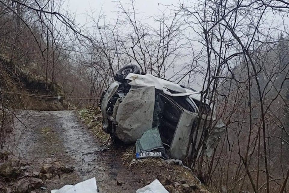 Trabzon'un Arsin il&ccedil;esinde, kar yağışıyla kayganlaşan yolda kontrolden &ccedil;ıkarak şarampole