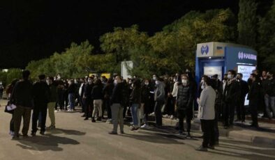 Öğrenciler İzmir'de ayağa kalktı! '51 kişi zehirlenmiş, 'başka yerde olmuştur' diyorlar'