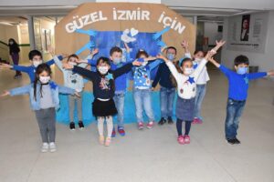 İzmir'de gerçekleşen kademeli yüz yüze eğitimde öğrenciler, pandemiden korunmaya yönelik