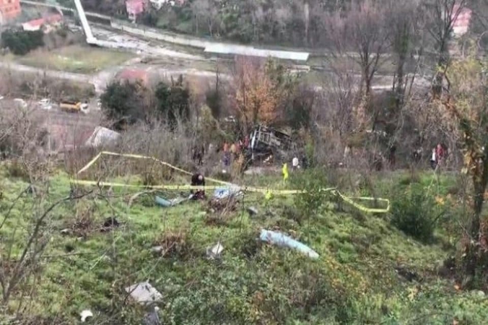 Zonguldak&rsquo;ın Kilimli il&ccedil;esindeki &Ccedil;atalağzı mevkiinde &ouml;ğrencileri taşıyan servisin kontrolden &ccedil;ıkarak