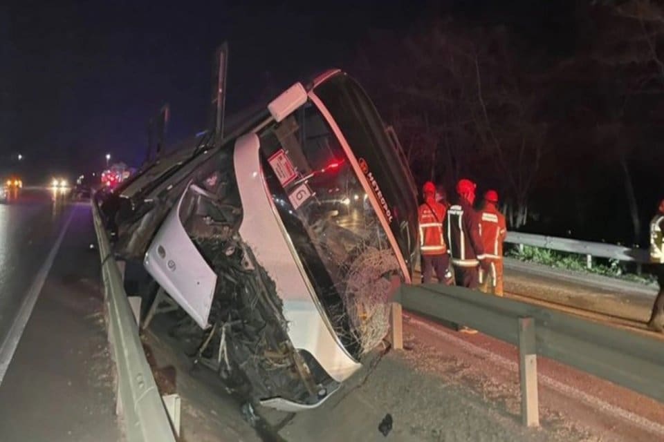 Bursa'da, &ouml;ğrencileri taşıyan tur otob&uuml;s&uuml;n&uuml;n devrilmesi sonucu 3 kişi yaşamını