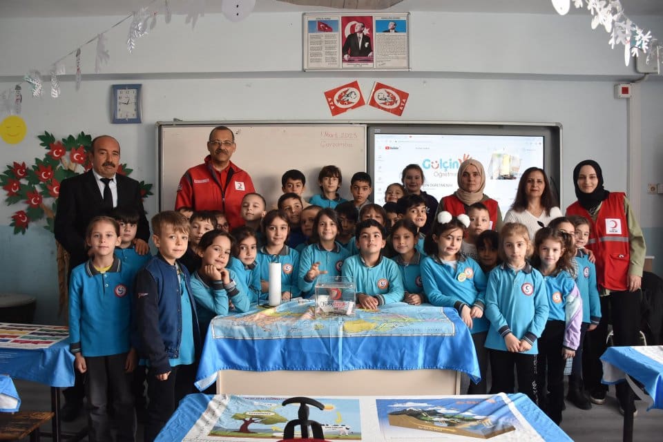 İzmir'in Gaziemir il&ccedil;esindeki 9 Eyl&uuml;l İlkokulu'nda hayata ge&ccedil;irilen 'Sanki Yedim
