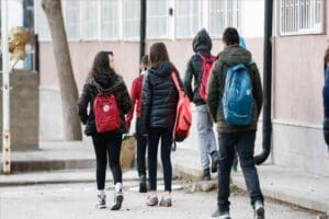İZMİR'in Bayraklı il&ccedil;esinde okulda kavga sırasında araya giren kadın &ouml;ğretmen